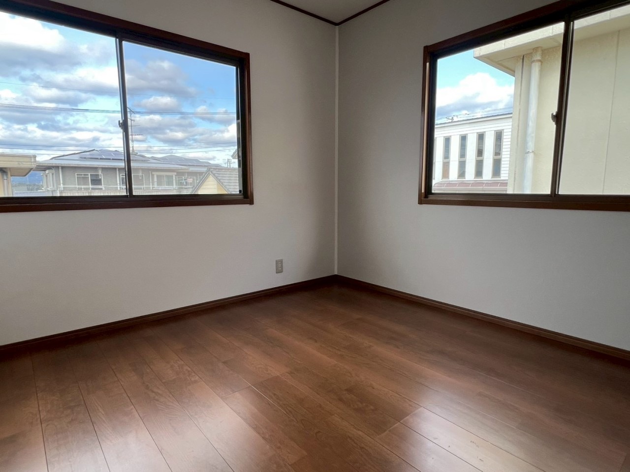 【2F洋室】4.5帖の2F洋室!収納付きなのでお部屋をスッキリ使えます♪※リフォーム後の写真です。(2026.1月撮影)