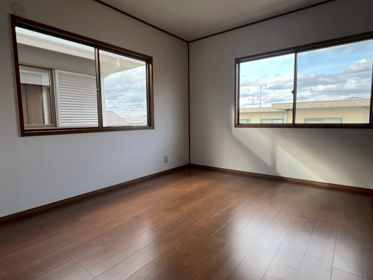 【2F洋室】6帖の洋室♪2面採光なので明るく過ごしやすい空間です♪※リフォーム後の写真です。(2026.1月撮影)