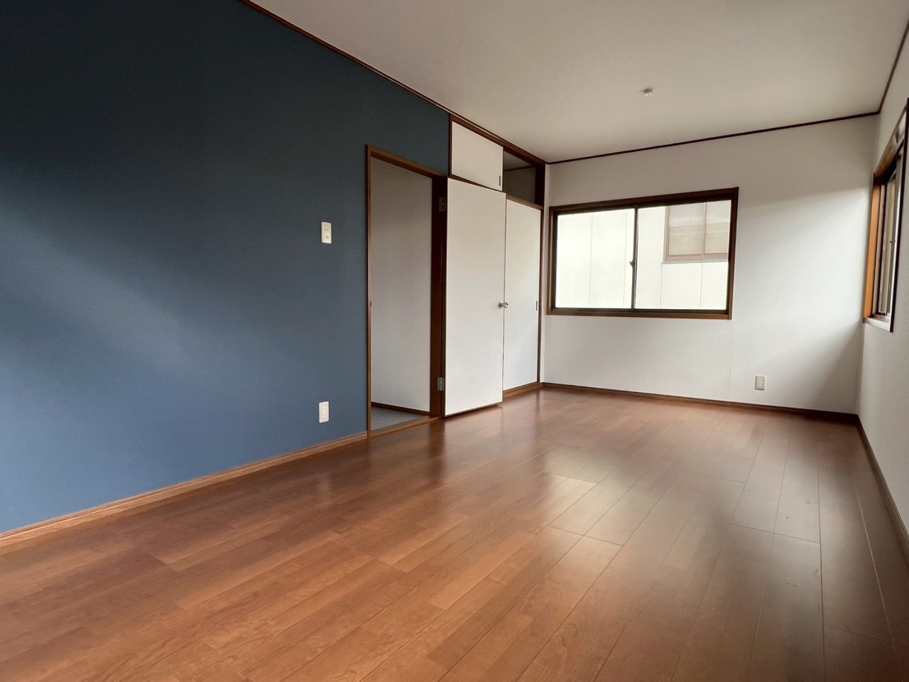 【2F洋室】9帖の広々とした主寝室!大きなベッドを置いても余裕の空間です♪※リフォーム後の写真です。(2026.1月撮影)