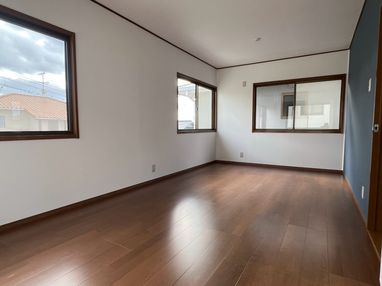 【2F洋室】主寝室は4面採光でどこからも明るい日差しが差し込みます♪※リフォーム後の写真です。(2026.1月撮影)