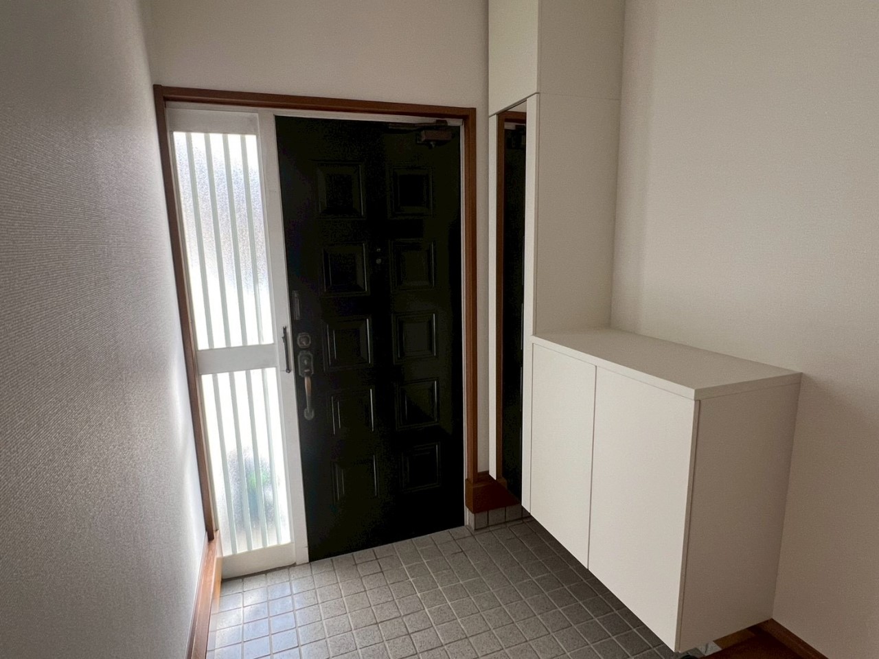 【玄関】姿見付きの大容量のシューズボックスを設置!!玄関周りをいつでもきれいに保てます♪※リフォーム後の写真です。(2026.1月撮影)