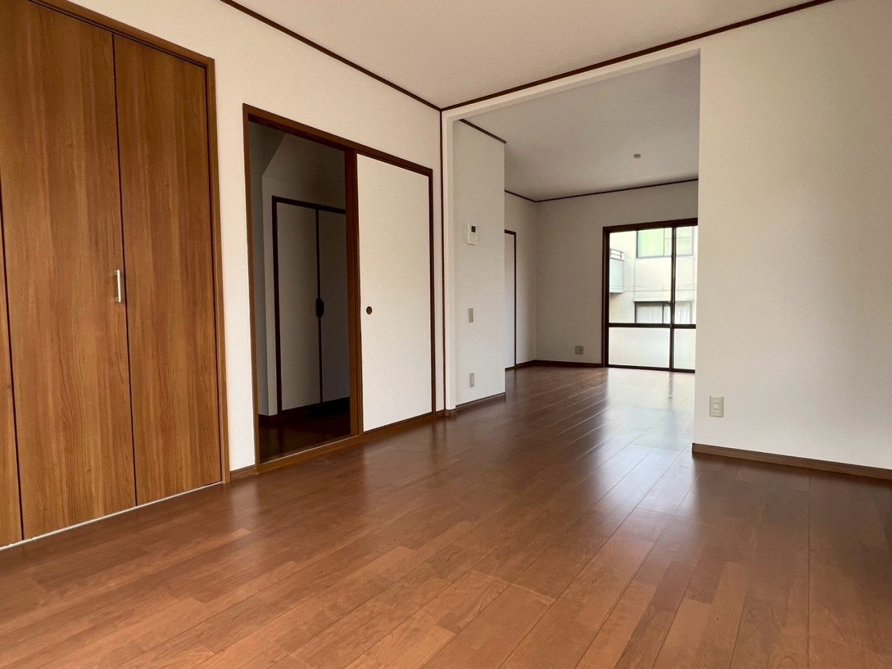 【リビング】13.5帖の広々リビング♪大きな収納が付いているので日用品などもたっぷりしまえます♪※リフォーム後の写真です。(2026.1月撮影)