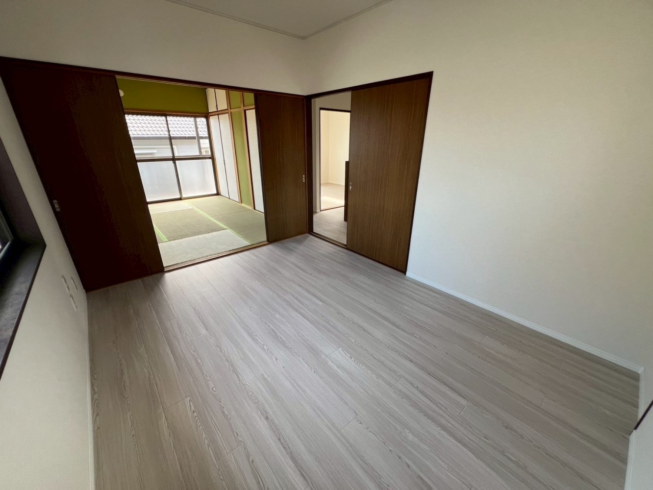 【洋室】※リフォーム後の写真です。(2026.5月撮影)※6帖×2部屋続き間の広いお部屋です♪