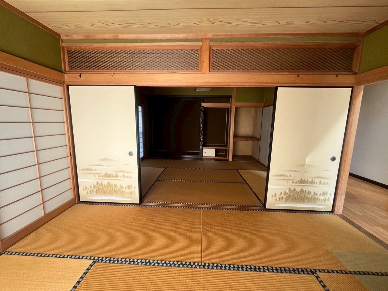 【和室】※現況販売となります。(2026年3月撮影)続き間なので2つの和室を繋げて大きな空間として使えます♪