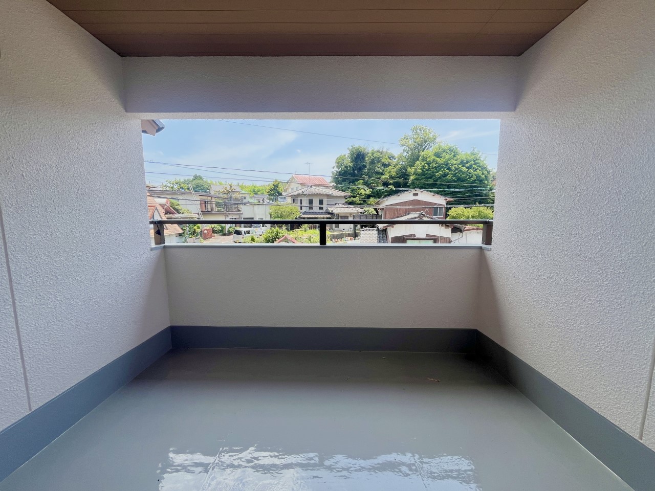 【バルコニー】南向きで日当たり良好!屋根付きで洗濯物も〇(2026年7月撮影)