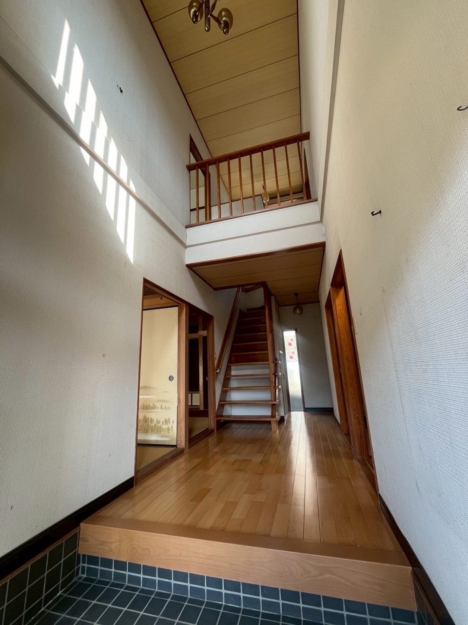 【玄関】※現況販売となります。(2026年3月撮影)開放感のある明るい玄関ホール♪