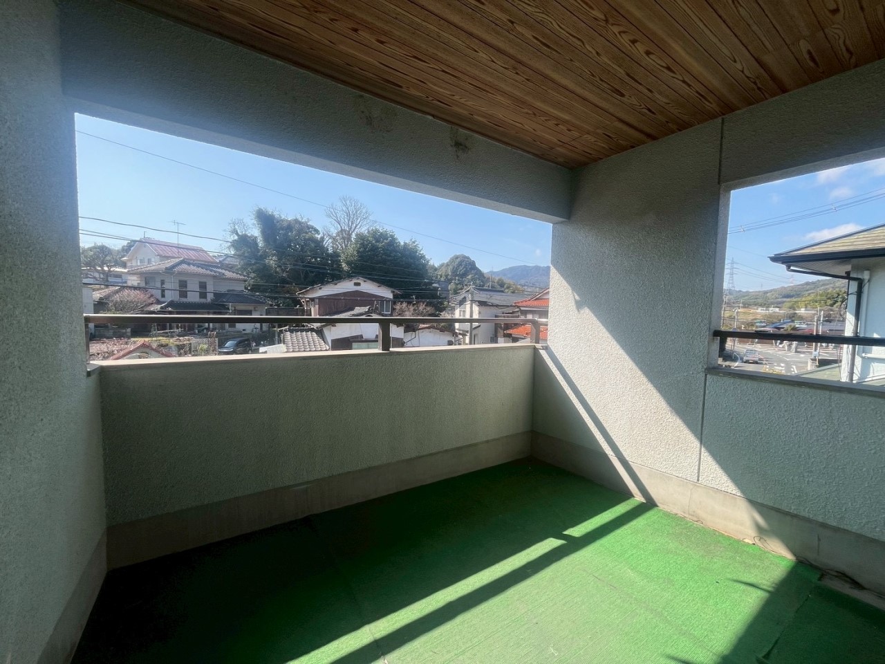【バルコニー】※現況販売となります。(2026年3月撮影)雨の日でも洗濯物が干せる屋根付きのバルコニー♪