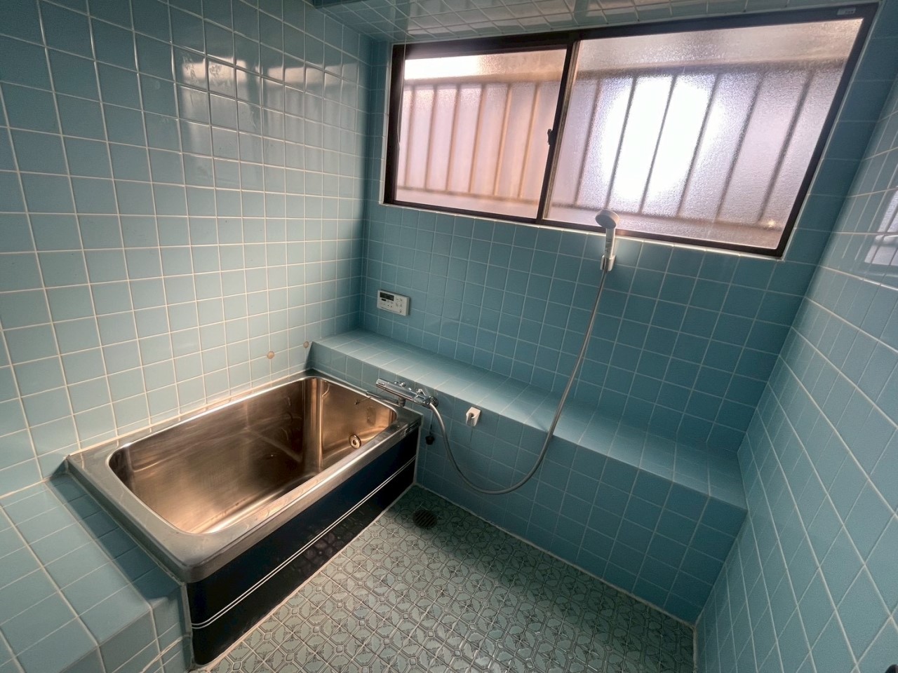 【バスルーム】※現況販売となります。(2026年3月撮影)大きな窓がある明るいバスルーム♪