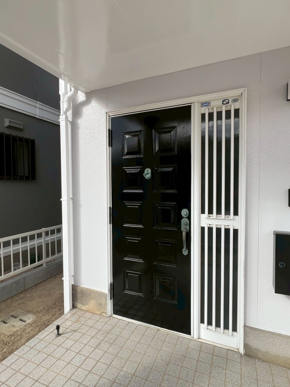 屋根がついているので雨の日の置き配なども安心♪※リフォーム後の写真です。(2026.1月撮影)