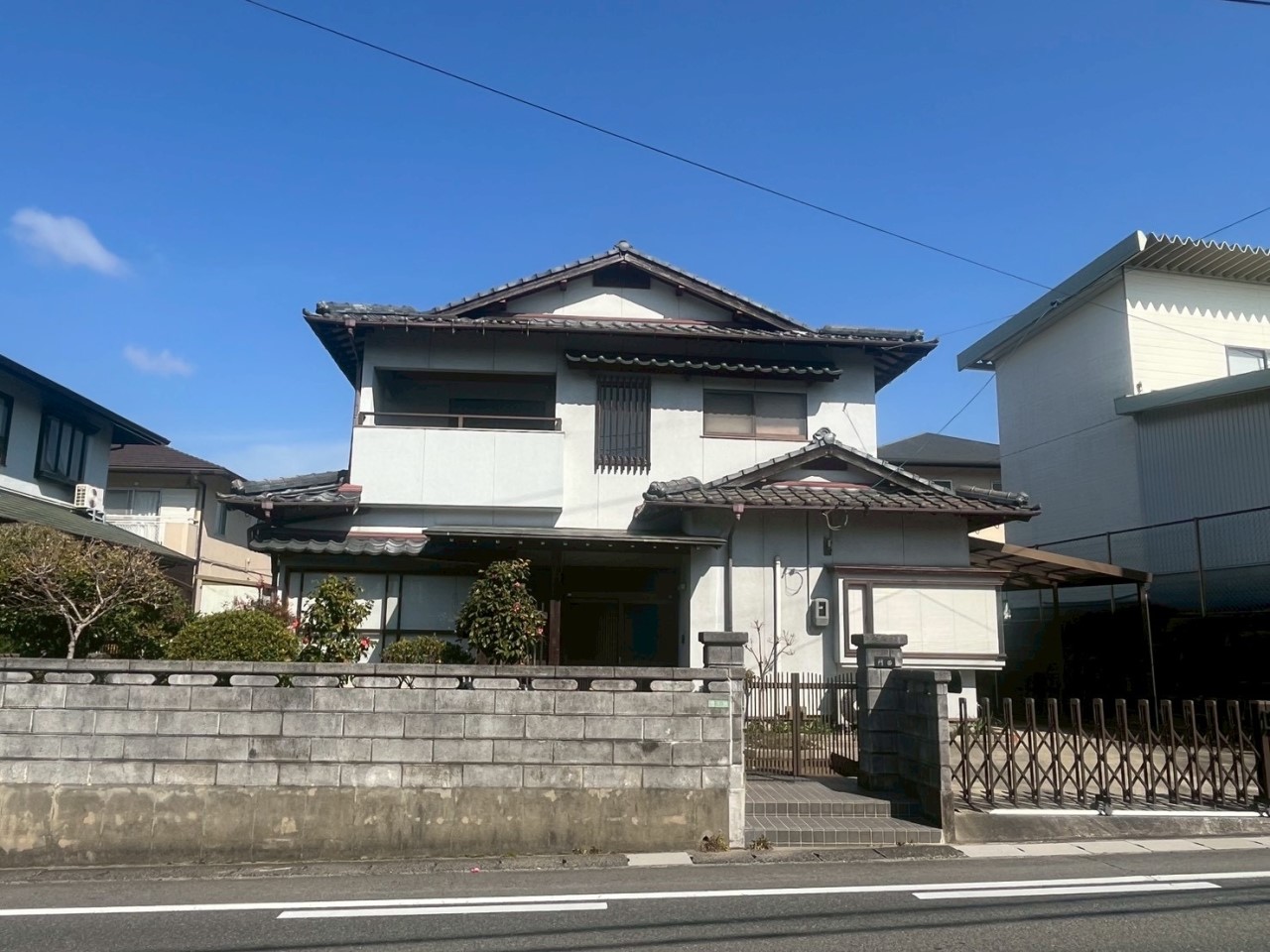 【外観】※現況販売となります。(2026年3月撮影)立派な門構えの外観♪