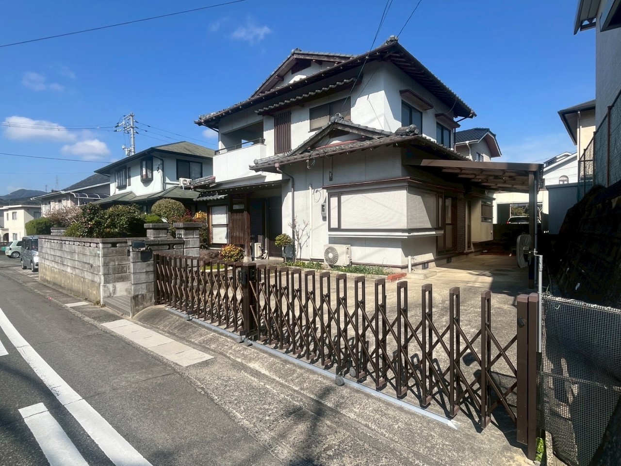 【外観】※現況販売となります。(2026年3月撮影)お車3台駐車可能!!