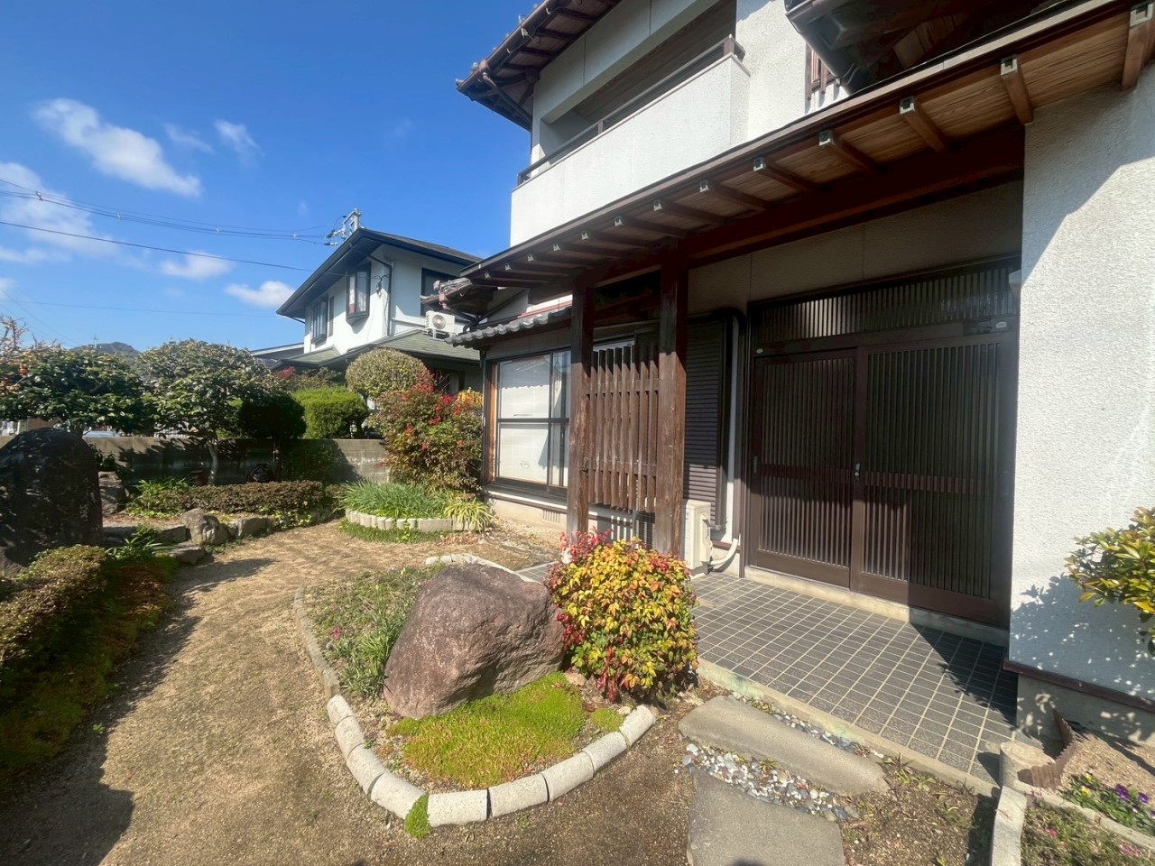 【外観】※現況販売となります。(2026年3月撮影)綺麗に整えられたお庭付♪