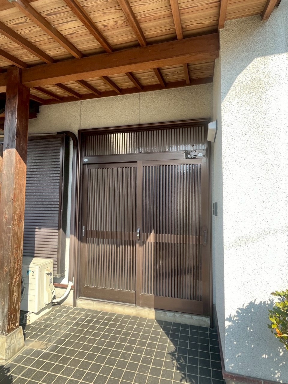 【外観】※現況販売となります。(2026年3月撮影)開け閉めしやすい引き戸の玄関♪