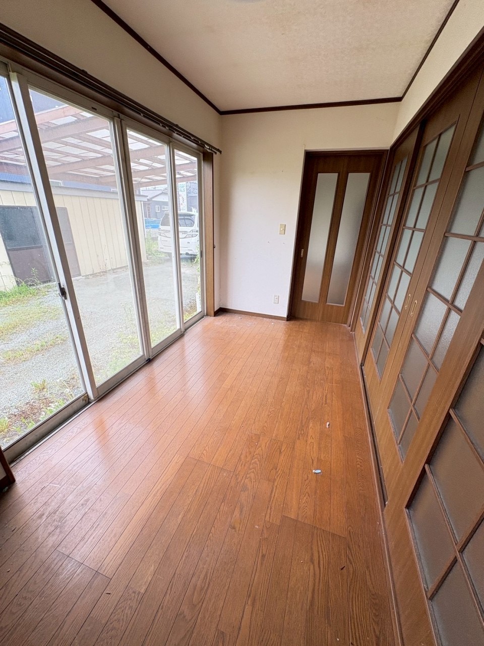 【洋室】大きな掃き出し窓からたっぷりの光が差し込みます♪