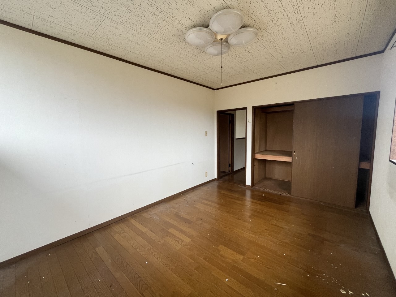 【洋室】大きな収納付きで部屋をすっきり広く使えます
