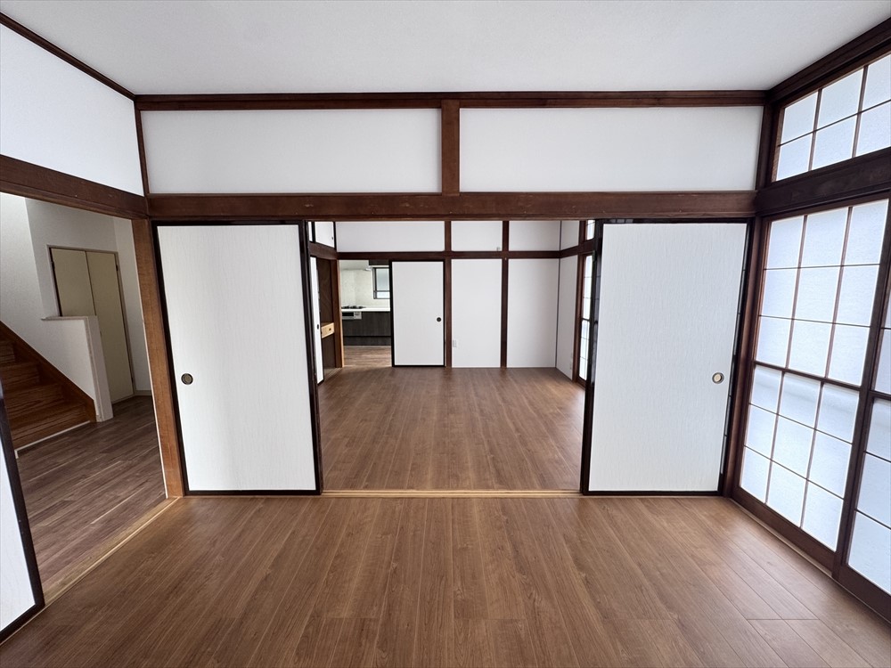 【1階洋室】1階の洋室は続き間になっています♪襖を外して約16帖の広々リビングとしてもお使いいただけます♪