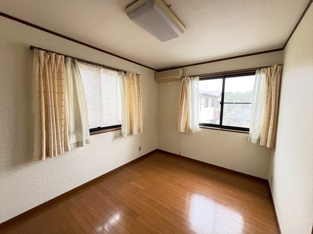 2階洋室(約7帖)です!北側のお部屋ですが2面採光で明るいお部屋です!