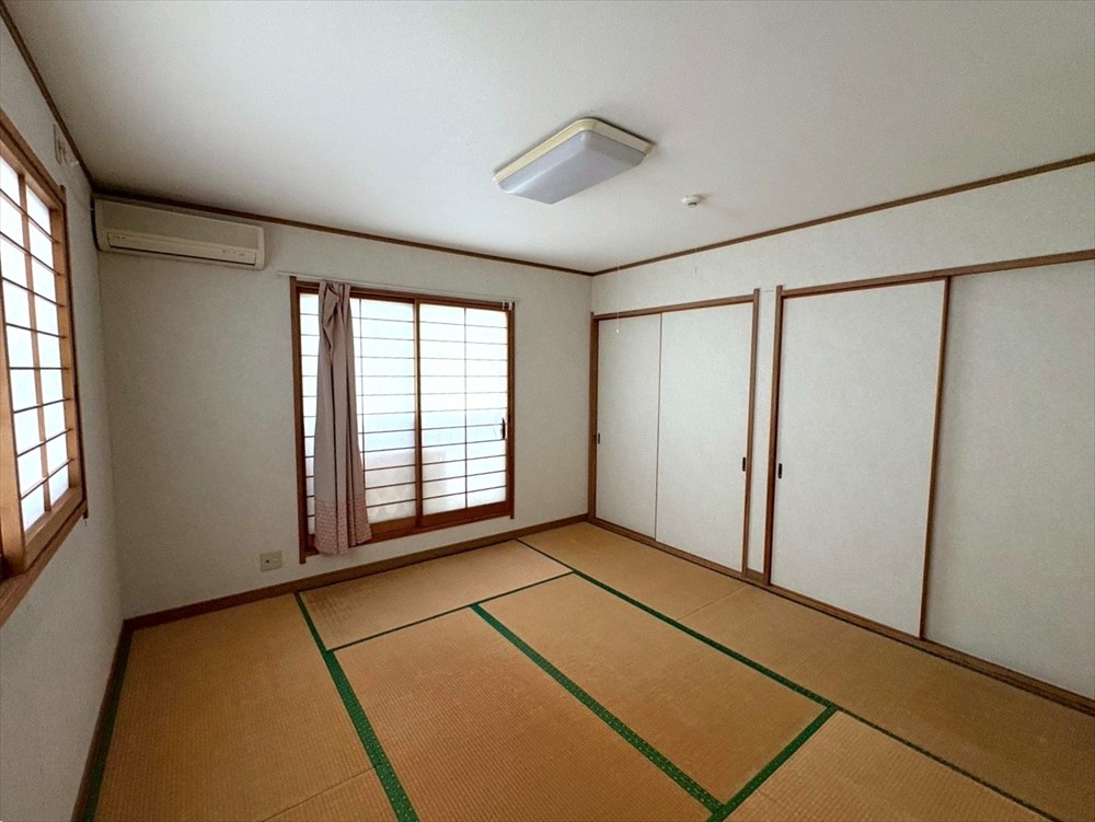 2階和室(約8帖)です!押入スペースも付いていてお布団や季節ものの家電もたっぷり収納できます!