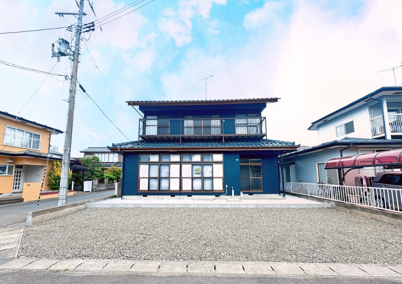 【外観】南向きで日当たり良好♪前面は住人の方しか通らない道路なのでお子様がお外で遊んでも安心です♪