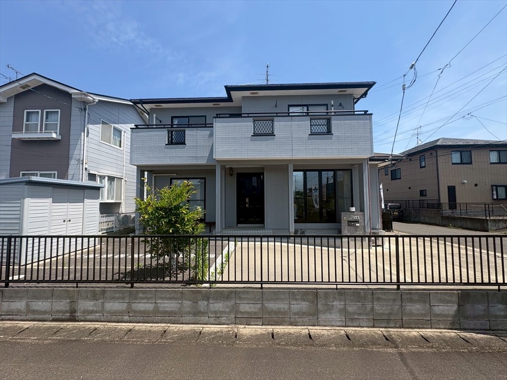 建物の前面には駐車場と通路があり建物が建っていませんので、一日中日当たりが良い物件です!