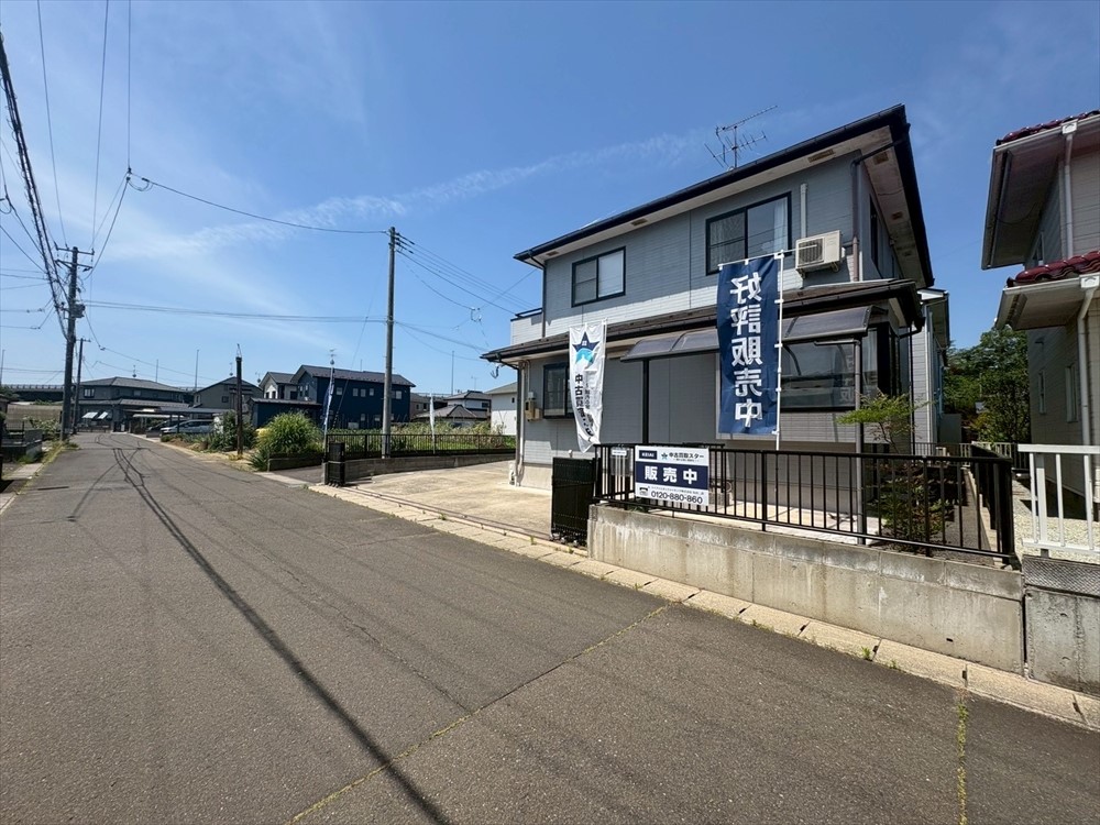 前面道路は6m以上の幅員があるので運転が苦手な方でも楽に駐車できます!