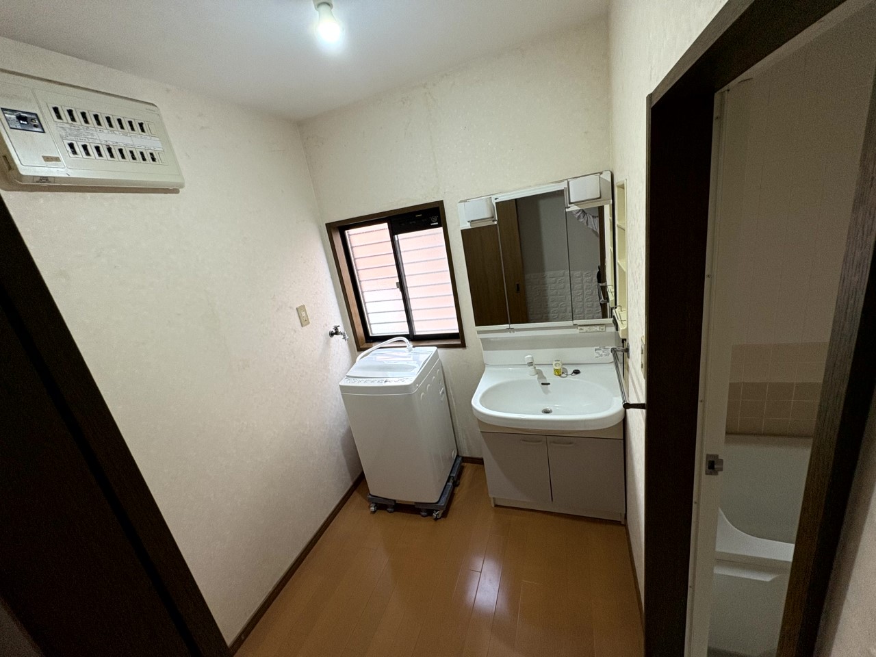 大きな窓があるので換気がしやすい洗面脱衣室♪※現況販売となります(2025.10月撮影)