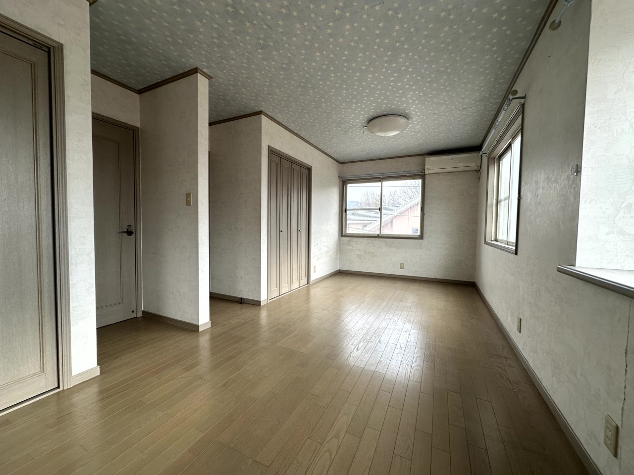 【11.5帖洋室】東、南、西の三方向窓で照明いらずの明るい三面採光ルームです♪※2026年2月撮影