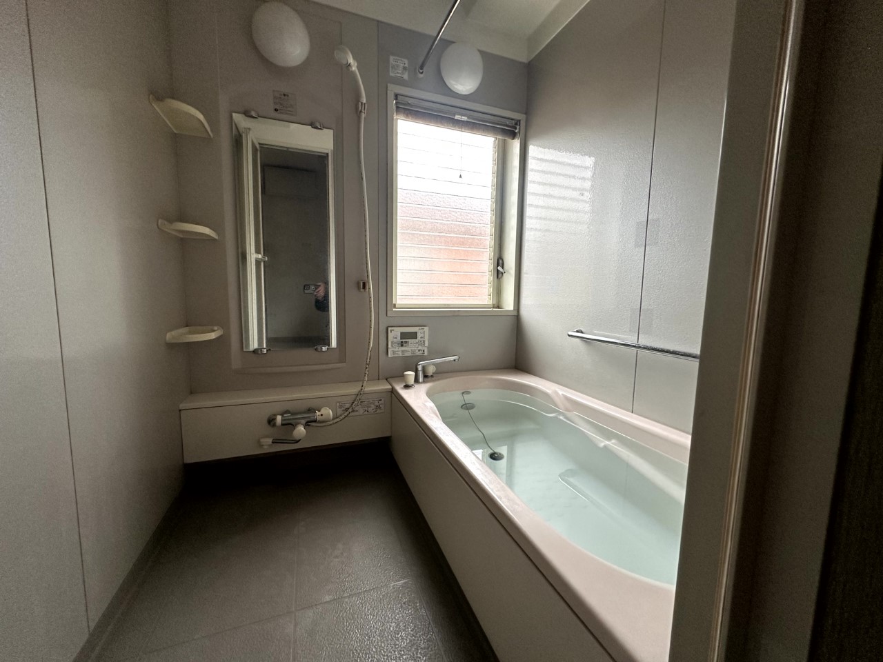 【浴室】窓から風が抜けるバスタイム。開放感あふれる癒やしのひととき※2026年2月撮影