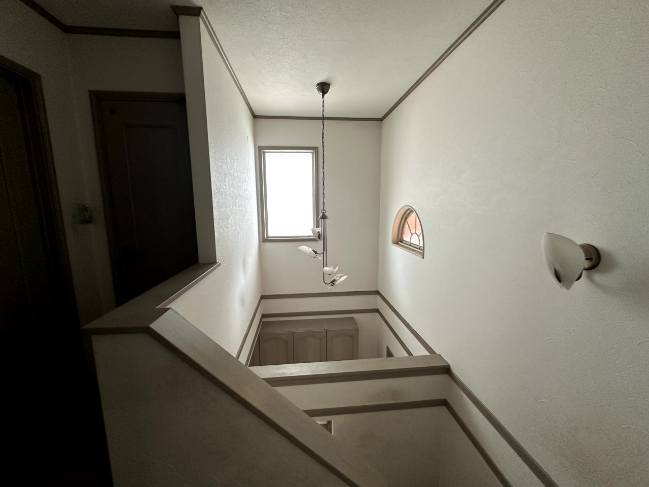 【玄関吹抜け】玄関吹抜けが演出する開放感。光が降り注ぐ明るい間取りです♪※2026年2月撮影