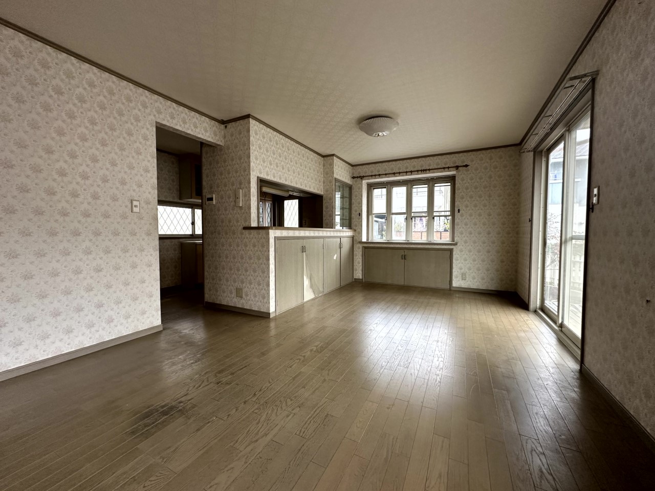 【リビング】家族が集まる、来客時もゆとりのある広々18.4帖LDK♪※2026年2月撮影