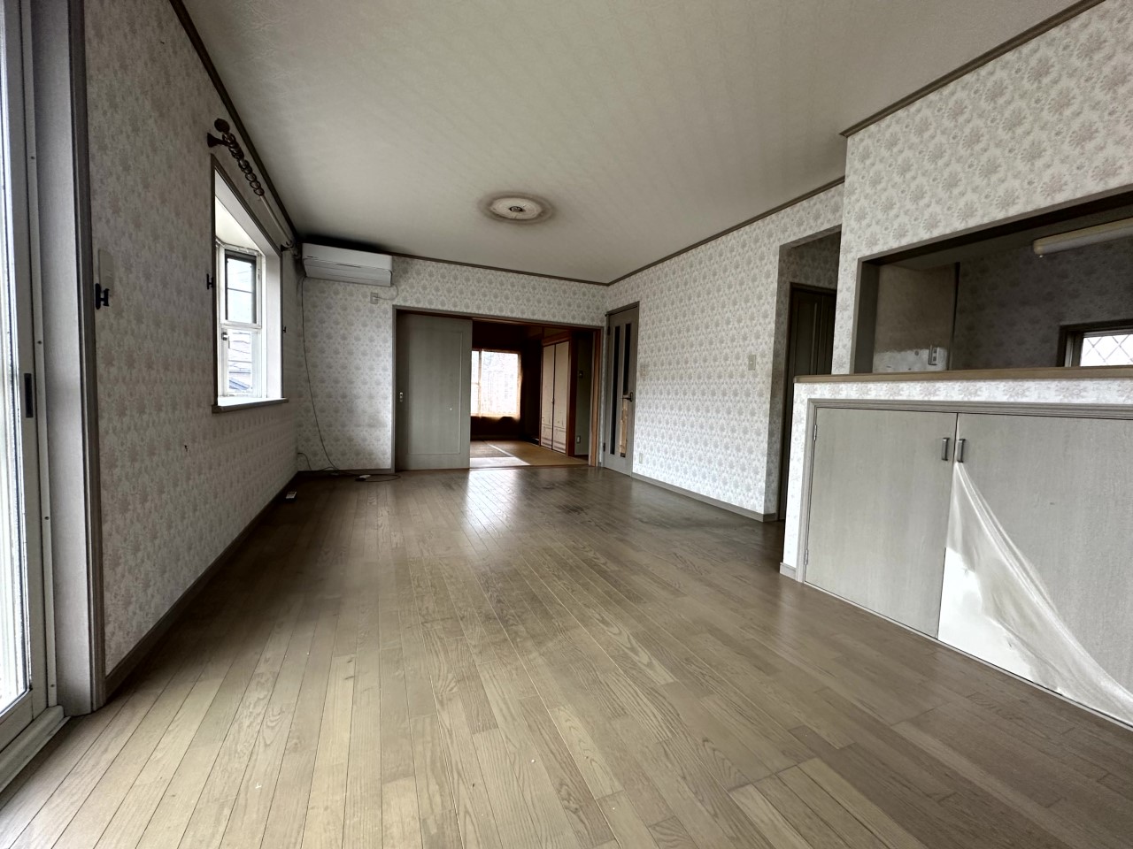 【リビング】南東向きのリビングは窓からの自然光であたたかな雰囲気に♪※2026年2月撮影