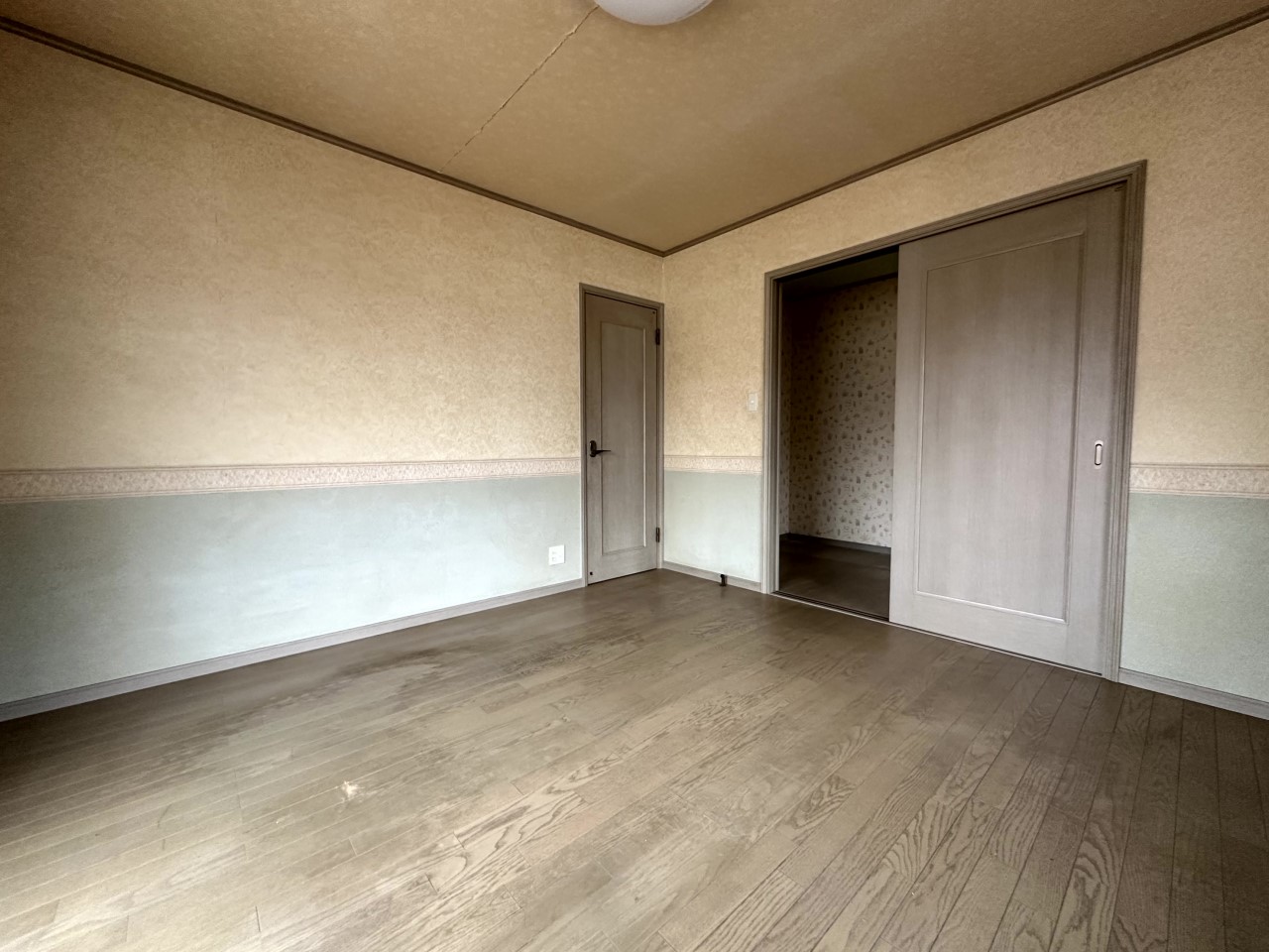 【8.3帖洋室】心地よい朝陽が入る8.3帖洋室。WIC付で身支度もスムーズに♪※2026年2月撮影