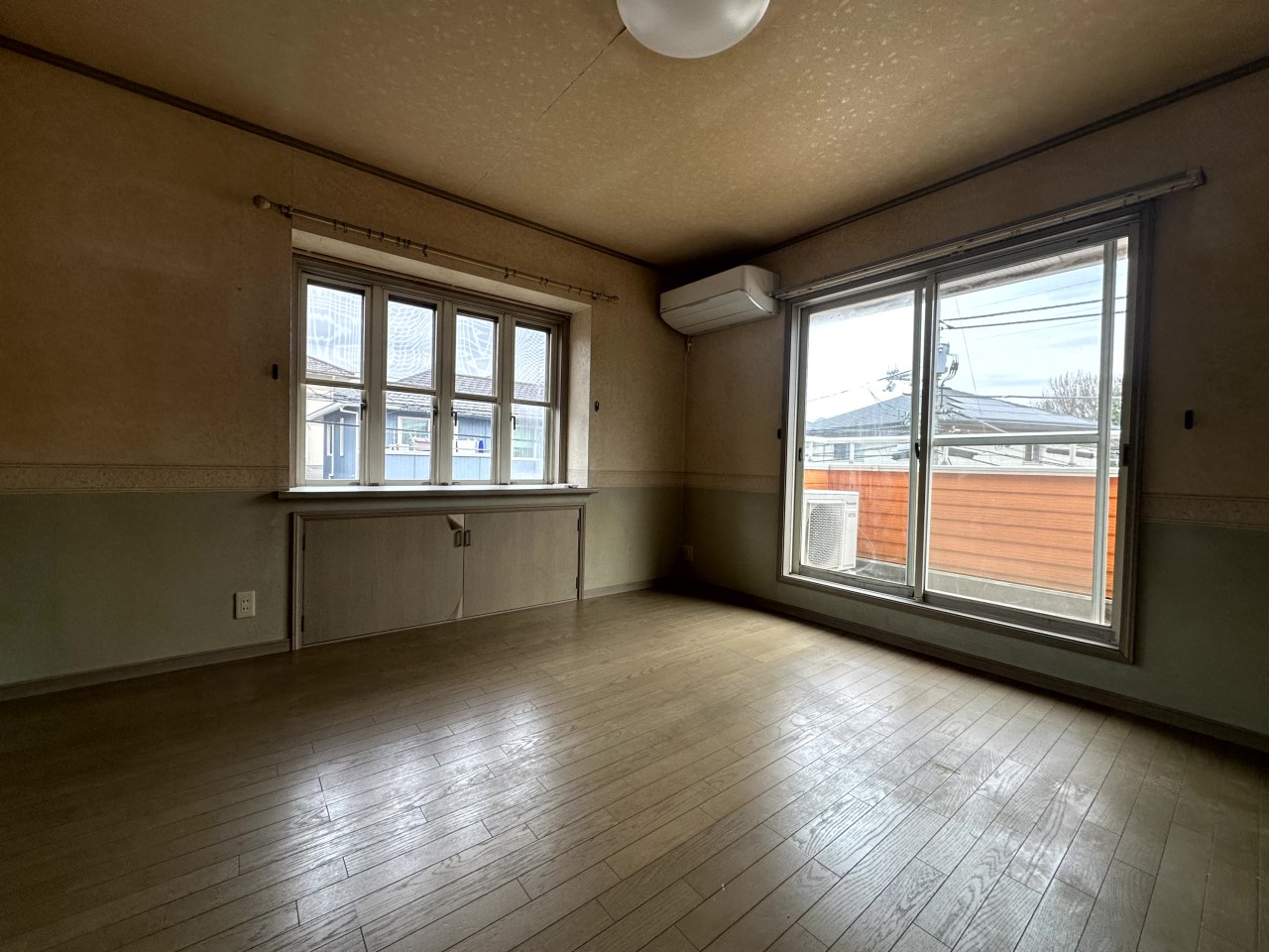 【8.3帖洋室】南東向きバルコニーは陽当たり良好で洗濯物もはかどります♪※2026年2月撮影