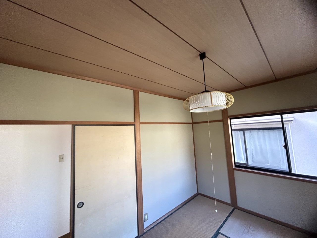 【2F和室】※リフォーム前の写真です。(2026年3月撮影)押入れがあるので荷物もたっぷり収納できます♪