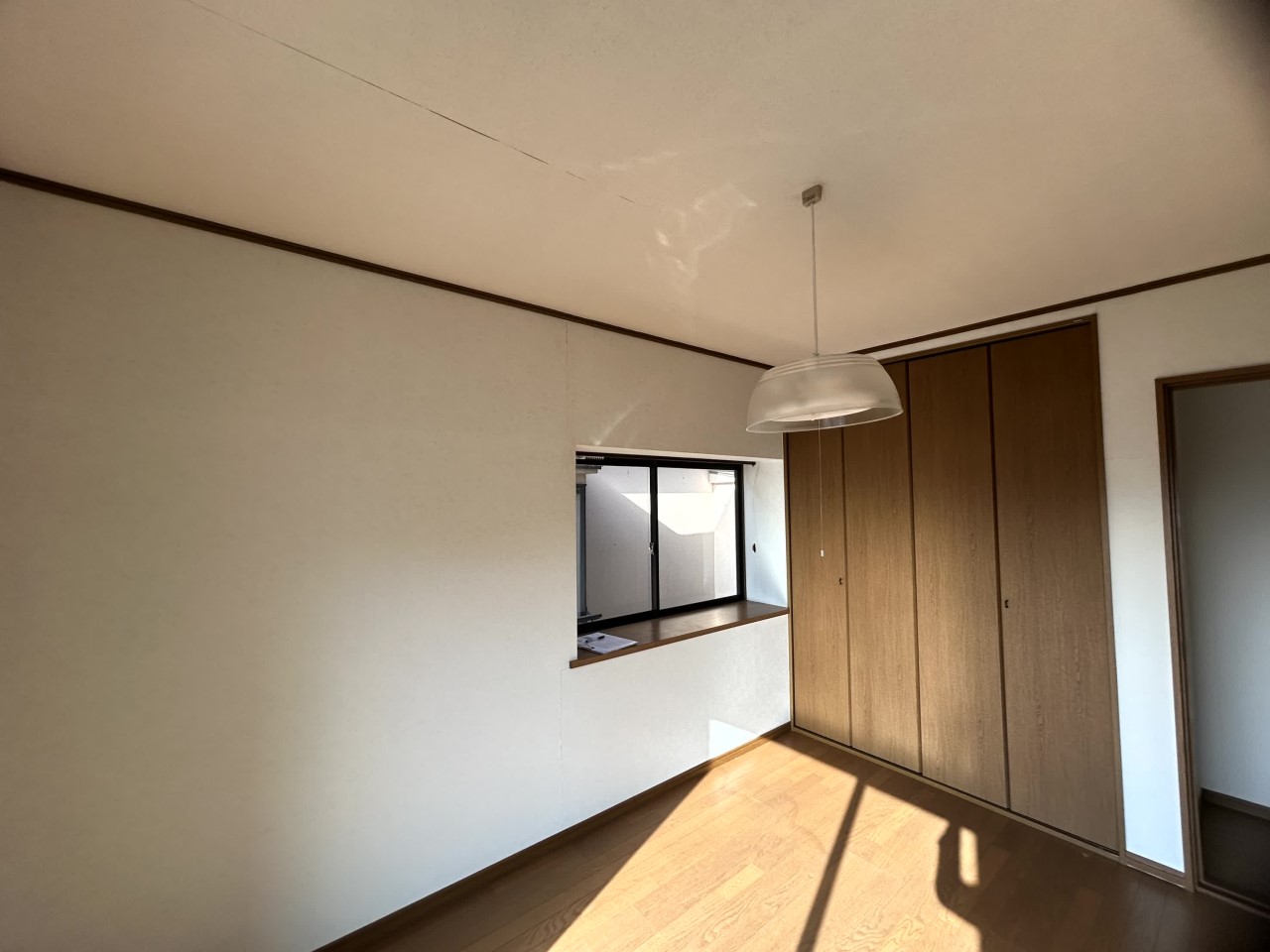 【2F洋室】※リフォーム前の写真です。(2026年3月撮影)各居室に収納有♪