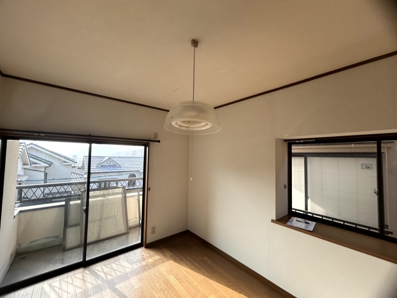 【2F洋室】※リフォーム前の写真です。(2026年3月撮影)バルコニーに面した部屋はお布団も干しやすい♪