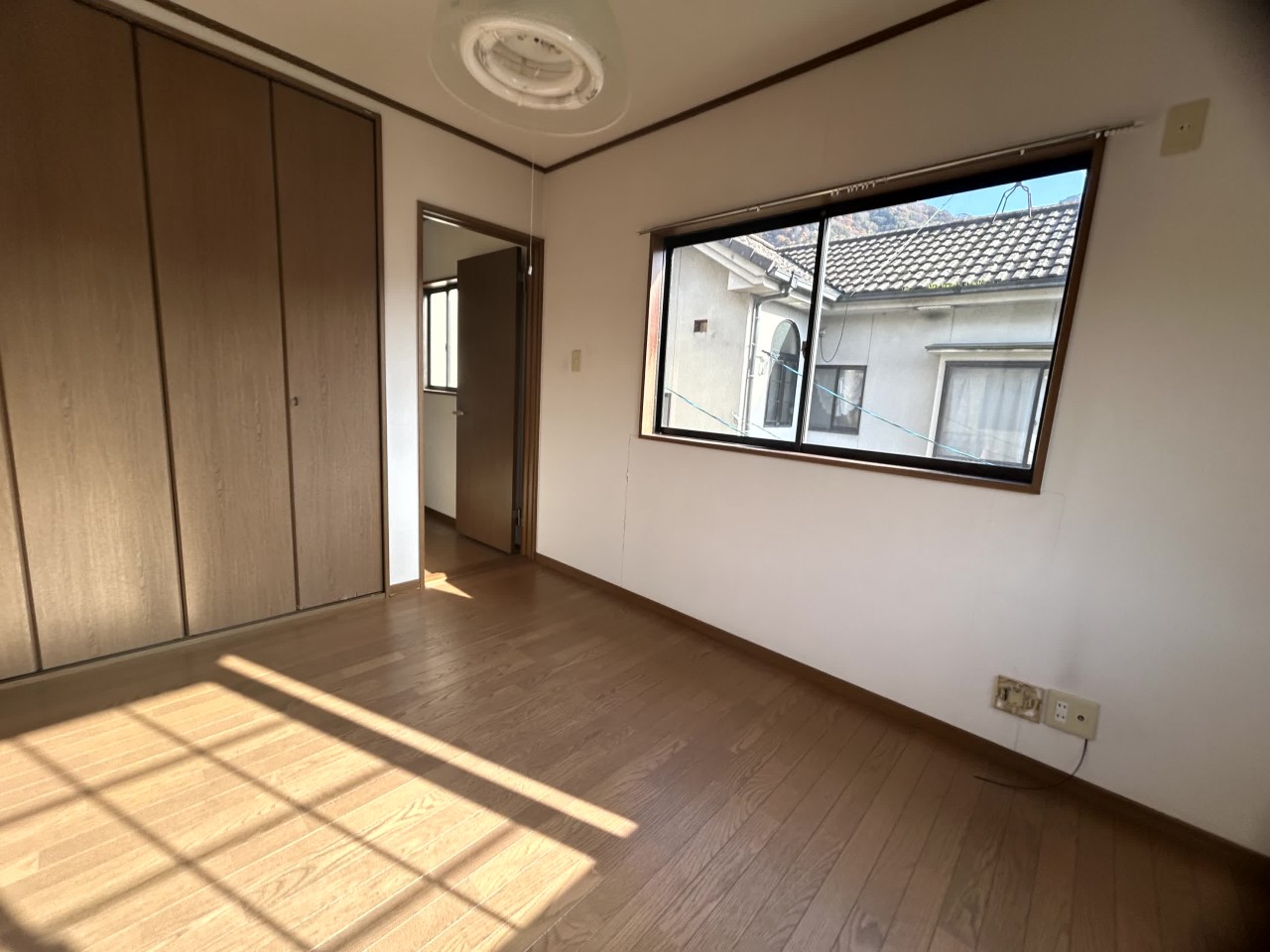 【2F洋室】※リフォーム前の写真です。(2026年3月撮影)大きなクローゼット付きの洋室♪