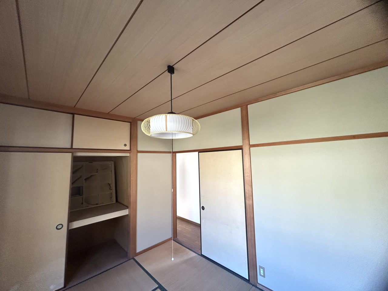 【2F和室】※リフォーム前の写真です。(2026年3月撮影)畳表替え・襖張替えなど行います♪