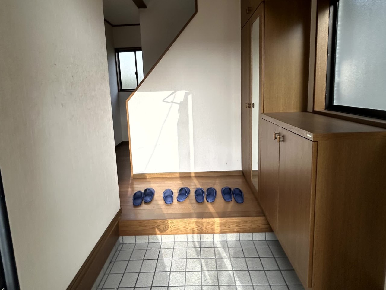 【玄関】※リフォーム前の写真です。(2026年3月撮影)明るい玄関ホール♪