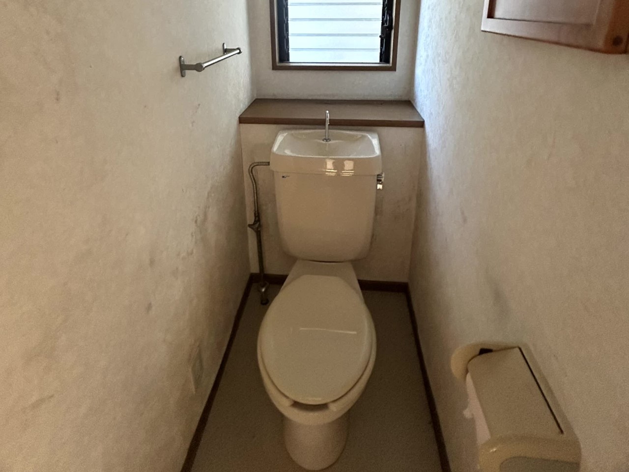 【トイレ】※リフォーム前の写真です。(2026年3月撮影)新しいトイレに交換予定です♪