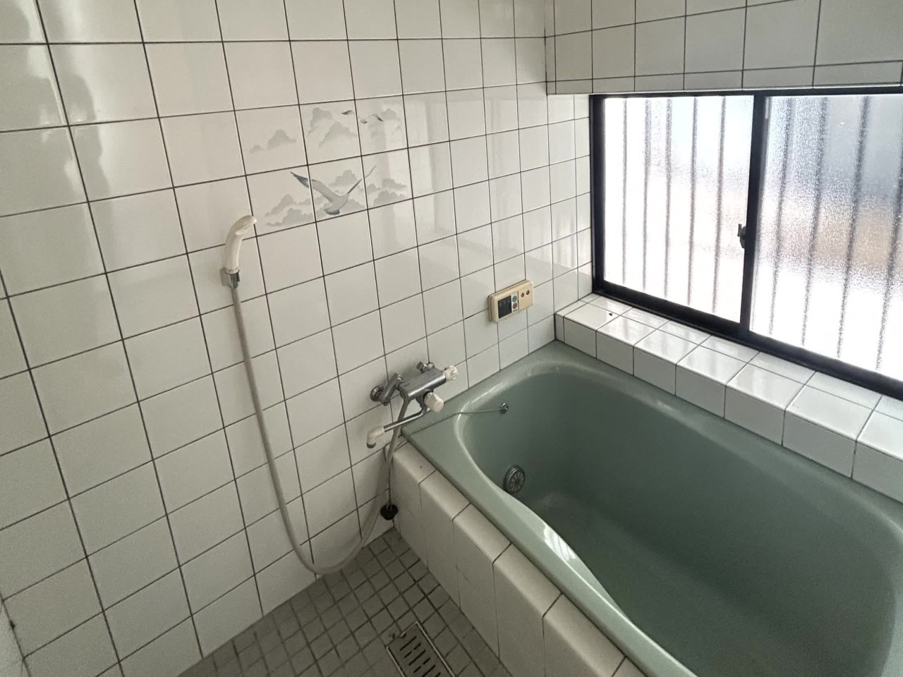 【浴室】※リフォーム前の写真です。(2026年3月撮影)ユニットバス交換予定です♪