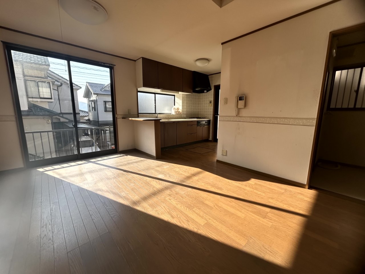 【リビング】※リフォーム前の写真です。(2026年3月撮影)クロスの張替など内装リフォーム予定です♪