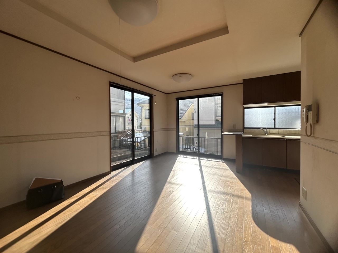 【リビング】※リフォーム前の写真です。(2026年3月撮影)クロスの張替など内装リフォーム予定です♪