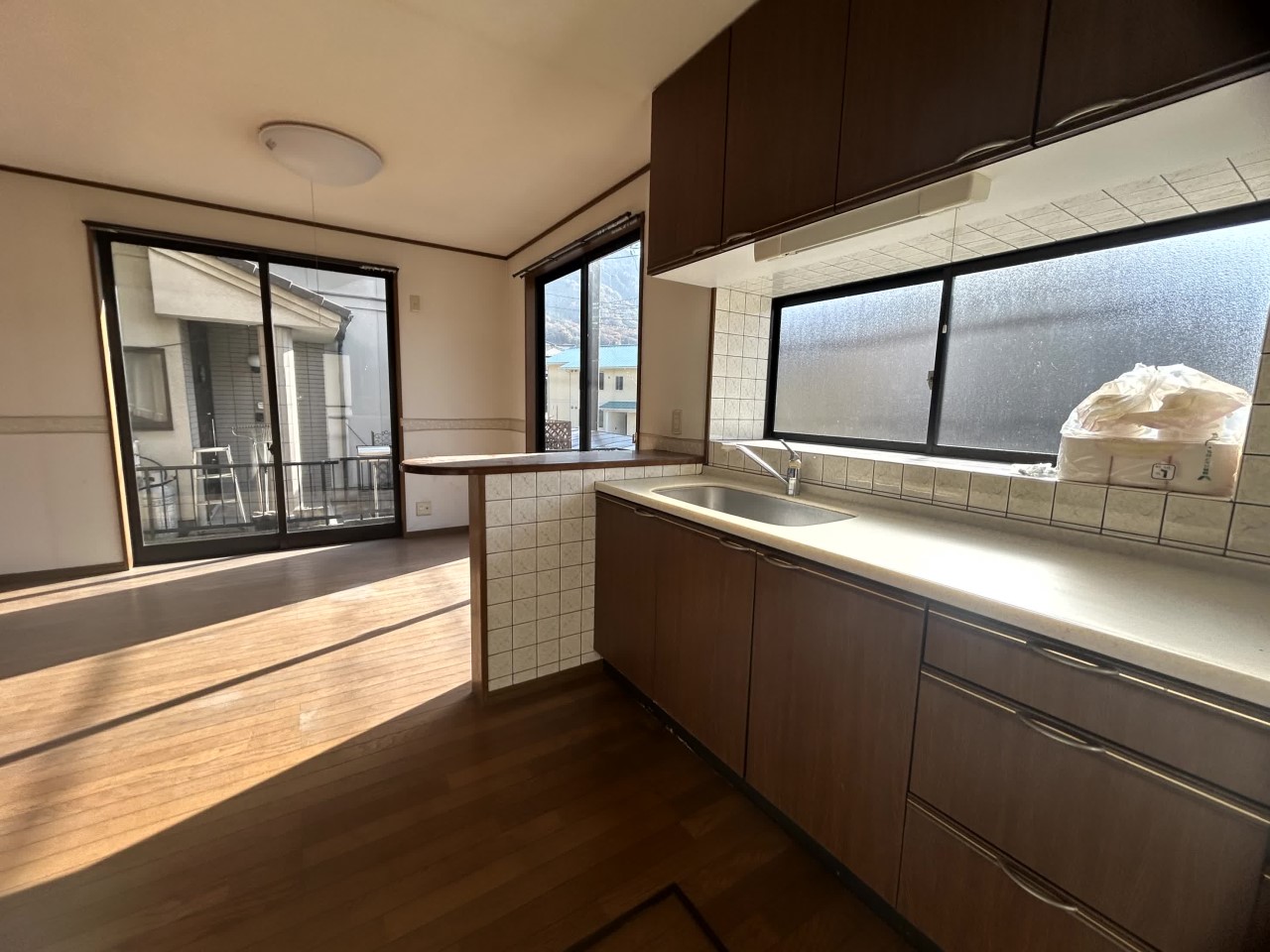 【リビング】※リフォーム前の写真です。(2026年3月撮影)キッチンも新しいものに交換予定♪