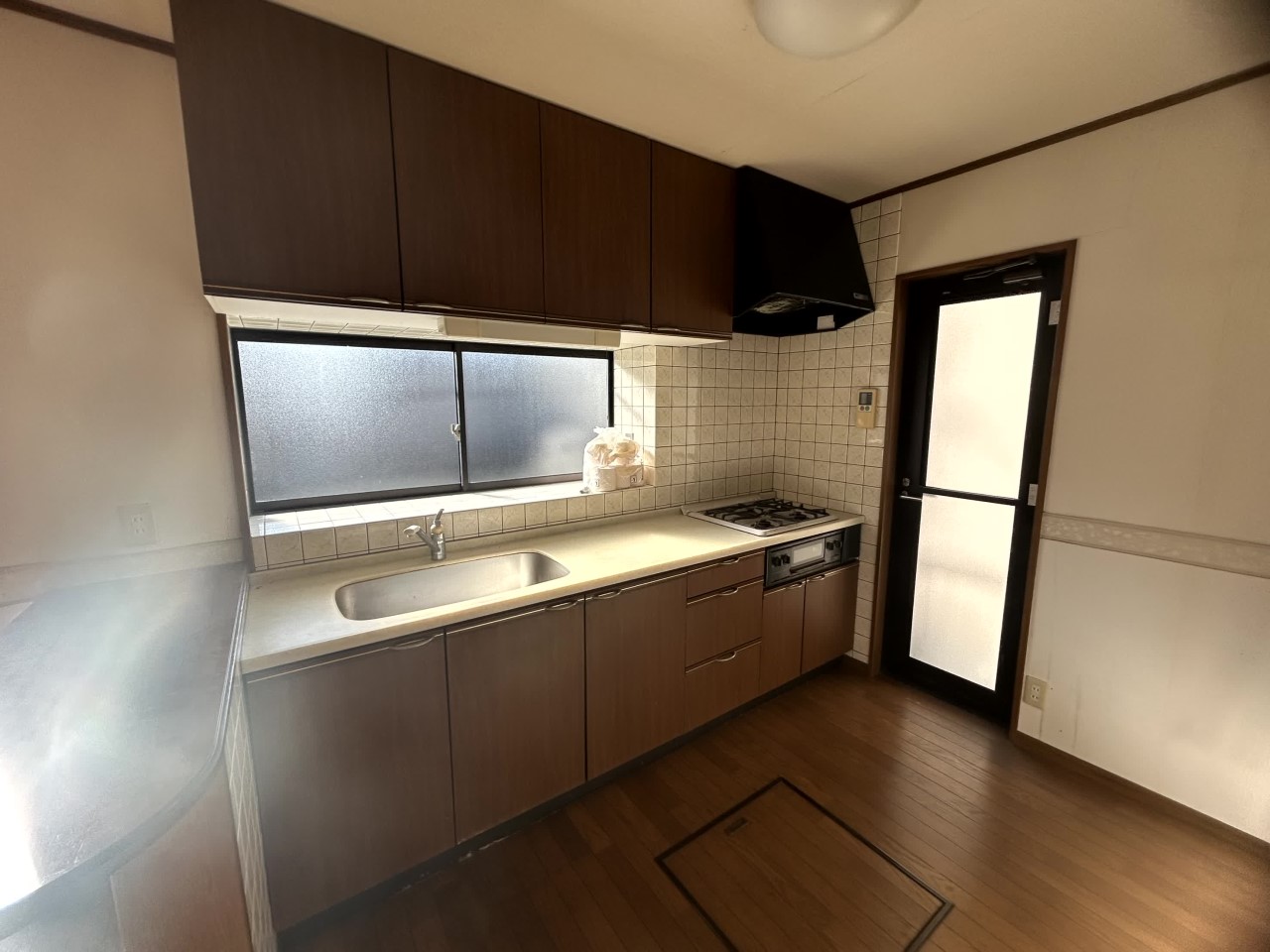 【リビング】※リフォーム前の写真です。(2026年3月撮影)キッチンも新しいものに交換予定♪