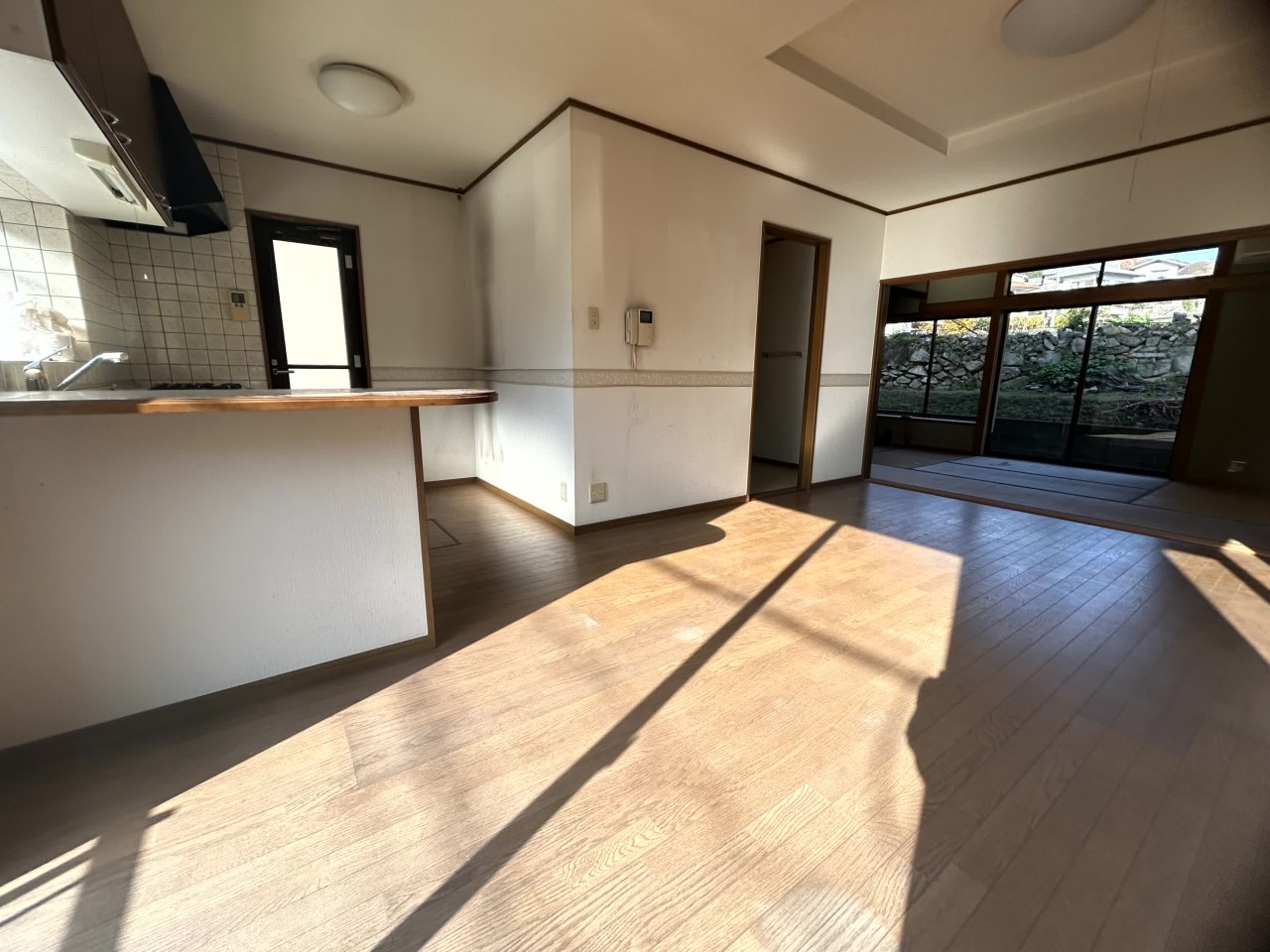 【リビング】※リフォーム前の写真です。(2026年3月撮影)広々とした14.7帖のリビング♪