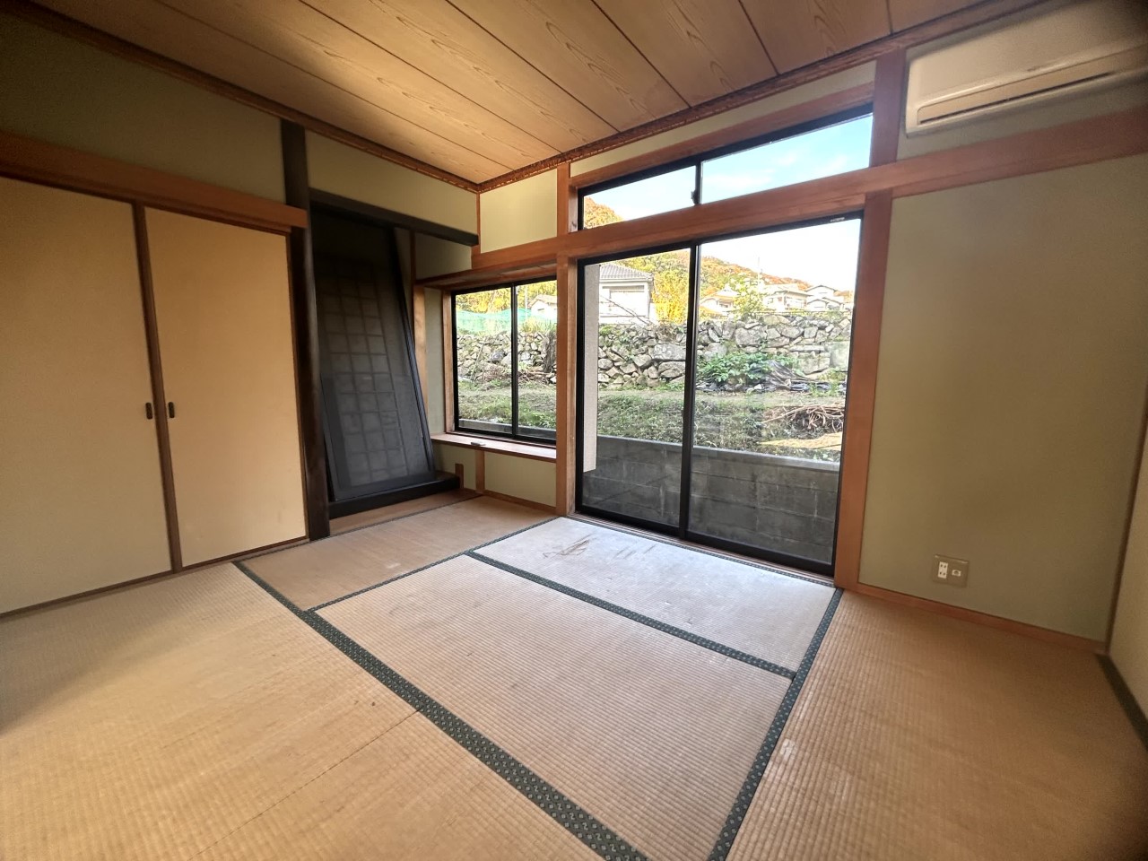 【1F和室】※リフォーム前の写真です。(2026年3月撮影)6帖の和室は日当たりが良く過ごしやすい空間♪