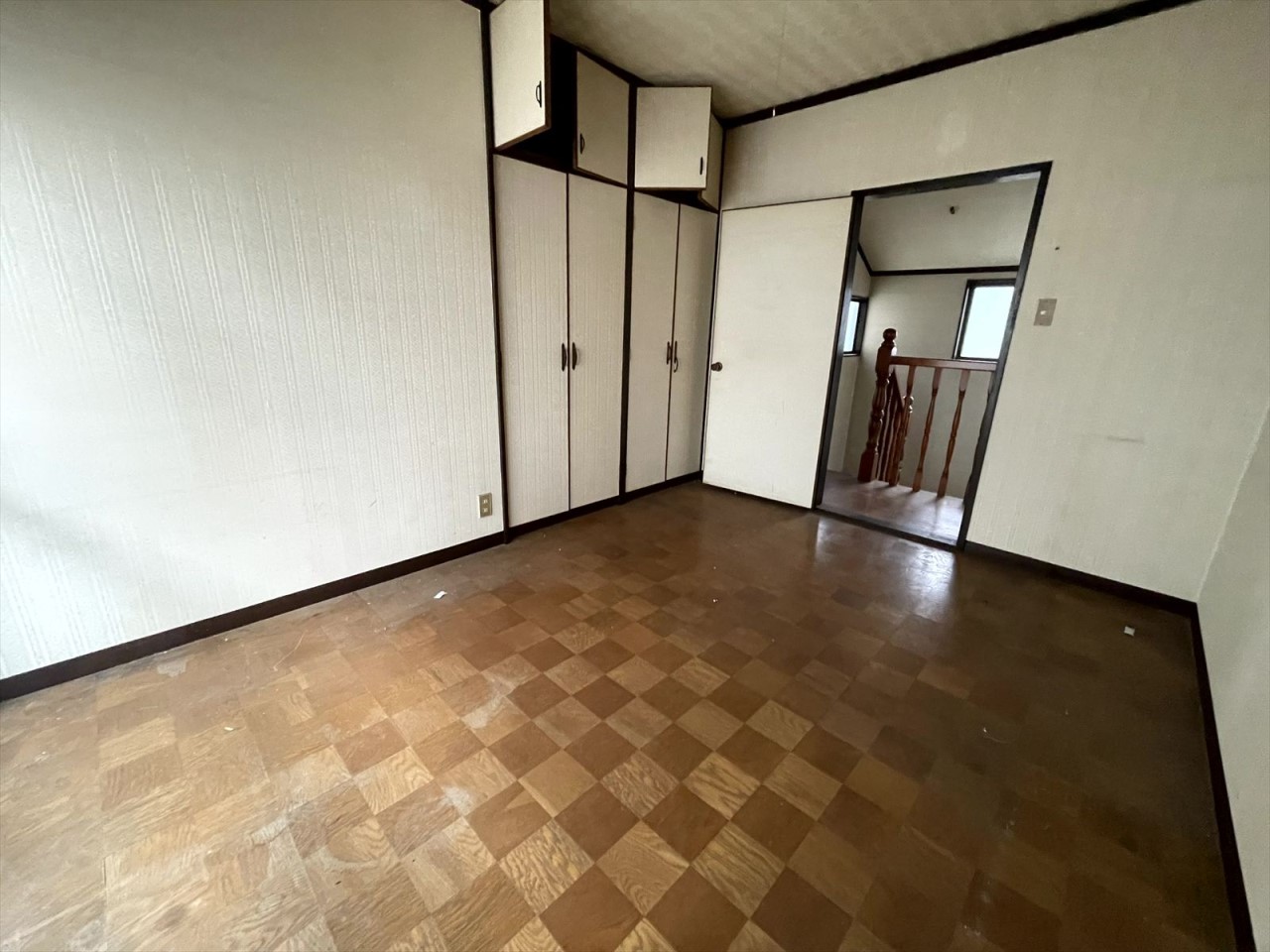 【2F洋室】※現況販売となります。(2026年3月撮影)6帖の2F洋室♪クローゼット付きなのでお部屋を綺麗に保てます♪