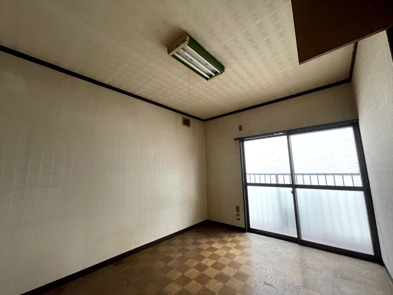 【2F洋室】※現況販売となります。(2026年3月撮影)ベッドや机を置いても充分な広さを保てます♪