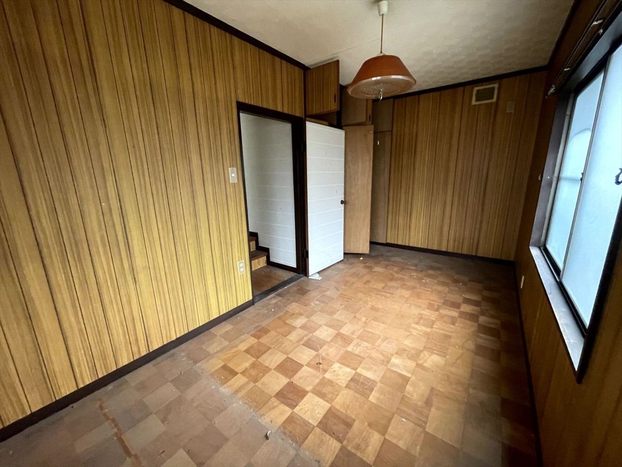 【2F洋室】※現況販売となります。(2026年3月撮影)大きな窓があるので換気も充分にできます♪